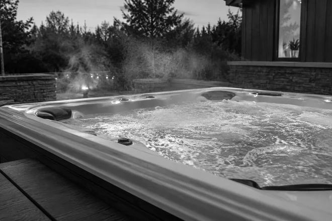 Grozljiv konec v jacuzziju: moža posrkalo pod vodo, žena ga ni mogla rešiti, umrla sta oba