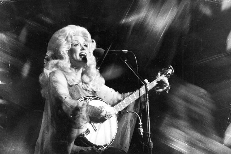 Svet glasbe se je zavil v debel plašč globoke žalosti: v 81. letu starosti je umrla legendarna Dolly Parton