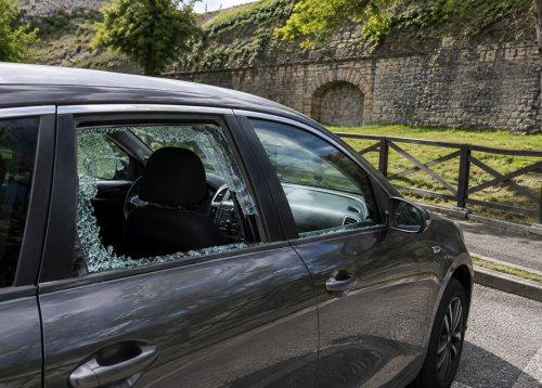 VLOM PRI TRDNJAVI KLUŽE: Razbil šipo avtomobila in ukradel torbico