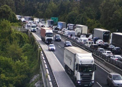 TRAGEDIJA, KI JE ZA VEČ UR ZAPRLA PRIMORSKO AVTOCESTO: Policisti reševali tudi ujeta vozila v koloni