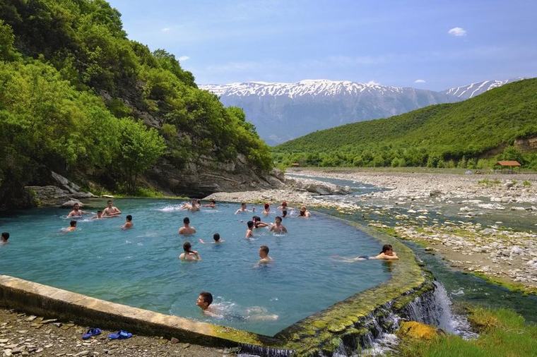 Biser Balkana, za katerega ve le malokdo: turisti v njem obiskujejo naravni fenomen, ki slovi po zdravilnih učinkih