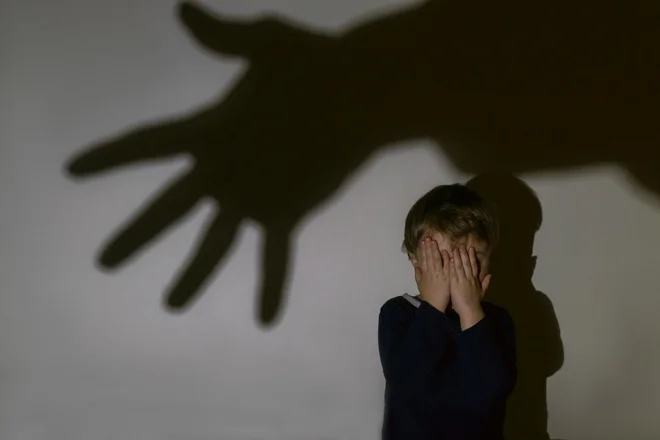 Nina je s petimi otroki zbežala od nasilnega partnerja, ki ji je grozil, da jo bo ustrelil v glavo: »Iz tebe bom naredil faširano meso«