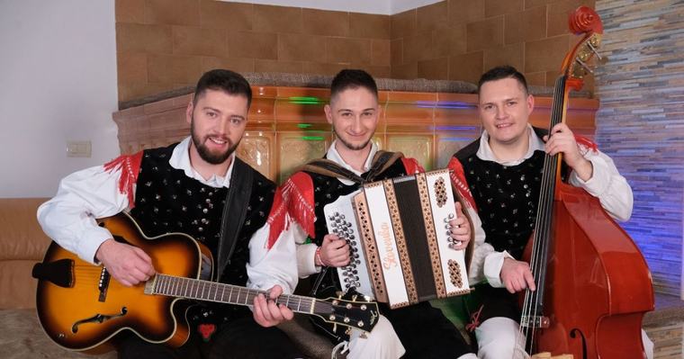 1. 9. 26 prm Vrabci na festivalski oder s pesmijo, ki se jim je takoj vtisnila v srce Ansambel Vrabci je na slovenski narodnozabavni sceni še zelo mlad, a fantje že pridno nabirajo festivalske izkušnje.