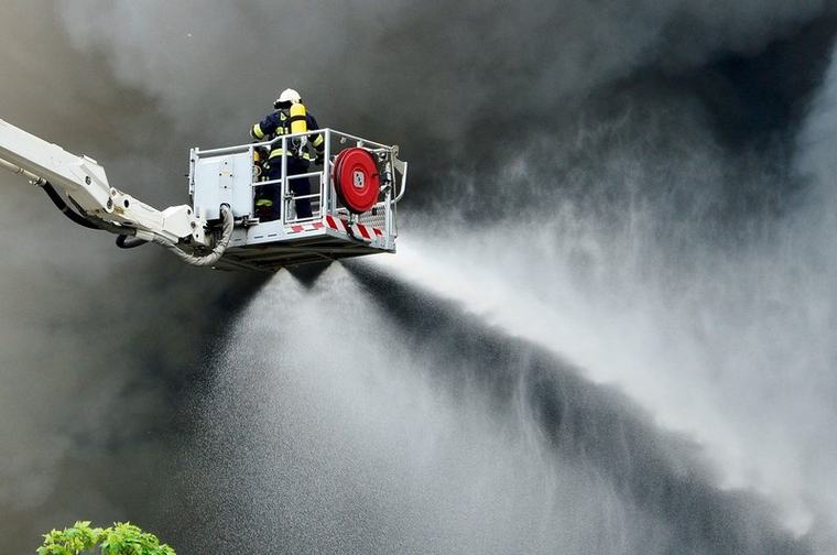 Tragedija v kemični tovarni - umrlo najmanj osem ljudi, več deset je poškodovanih, usoda pogrešanih ostaja negotova