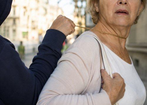 PRI SOSEDIH KRADEJO KOT SRAKE: Tarče so predvsem ženske, najpogosteje starejše