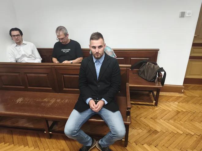 Grozljivi Luka (23): nad policiste z granitnimi kockami, nad hišo pa z bombo (FOTO)