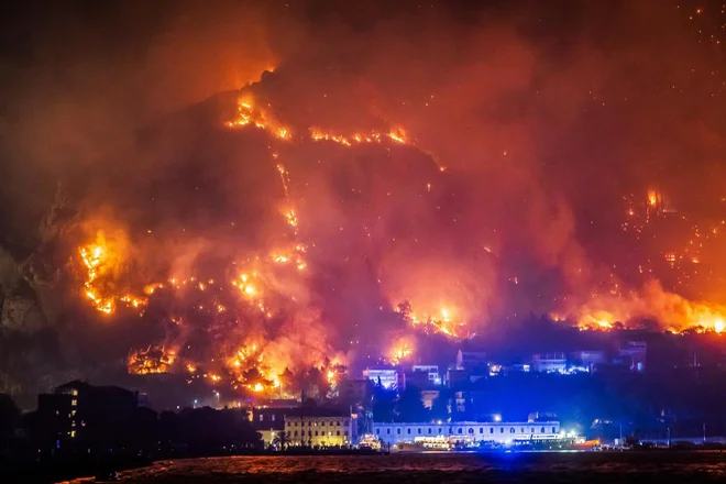 V požaru pri Omišu umrl nagrajeni gasilec, njegova žena je bila prav tako poškodovana