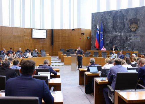 VSE NA EN DAN: Pred poslanci odloki o treh referendumih