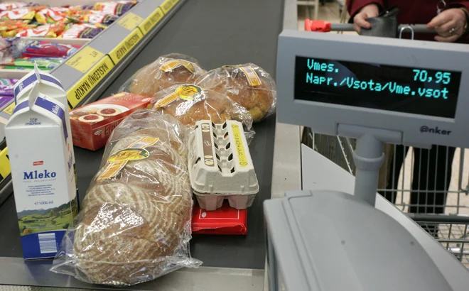 Slovenskemu trgovcu zagodla umetna inteligenca? Poglejte, kaj so začeli prodajati sredi poletne vročine