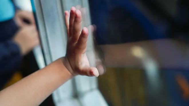 18-mesečni deček padel skozi okno, mama skočila za njim