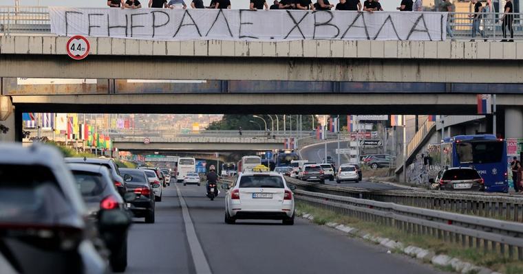 Poglejte, kako so v Beogradu pozdravili posmrtne ostanke Ratka Mladića