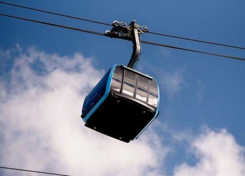 NESREČA NA VIŠINI 2300 METROV: Gondola z okoli 50 potniki trčila v žerjav