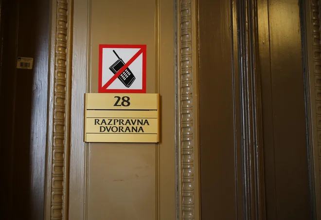 Slovenski pravnik zgrožen: za fotografije »nabreklega tiča«, poslane dečku, takšna odločitev sodišča