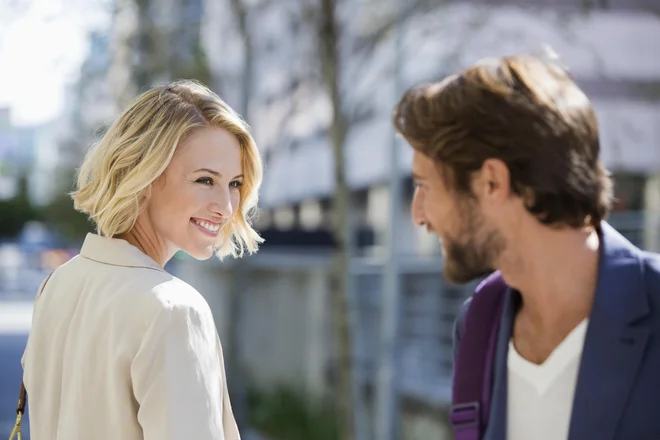 Štirje horoskopski znaki, ki so pravi mojstri flirtanja: eden osvaja s pogledom, drugi s humorjem