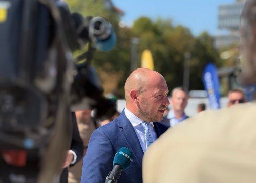 OD GORIVA DO NOVIH PNEVMATIK: Tako namerava vlada pomagati prevoznikom in kmetom
