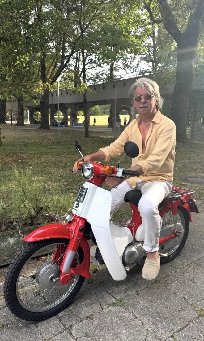 Razigrani Magnifico je dobil novo igračo (Suzy)