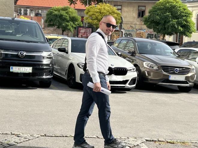 Karanfil jo je vrgel iz avta, ker ga je pustila čakati