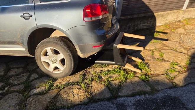 Pretresljivo odkritje pod avtomobilom županskega kandidata, iz Ankarana sporočajo: »Prestopil je vse meje!« (FOTO)