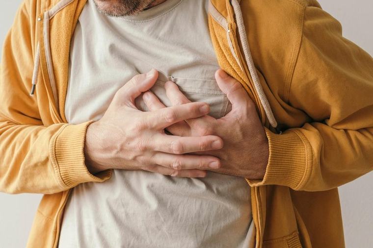 Kardiolog, ki je doživel srčni infarkt, opozarja: 4 simptomi pred zastojem srca, ki jih ne smete ignorirati