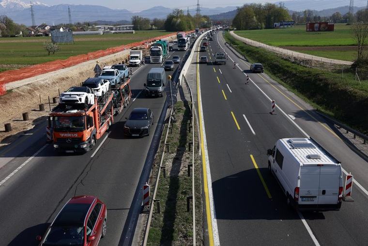 Zastoji in prometne nesreče hromijo promet - najhuje na primorskem, štajerskem in dolenjskem kraku!