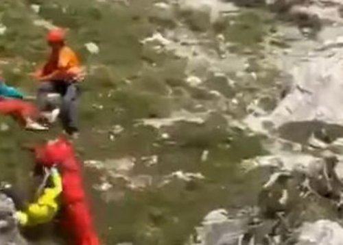 DRAMA V DOLOMITIH: Zdravnica med reševanjem planinke zdrsnila po pobočju (VIDEO)