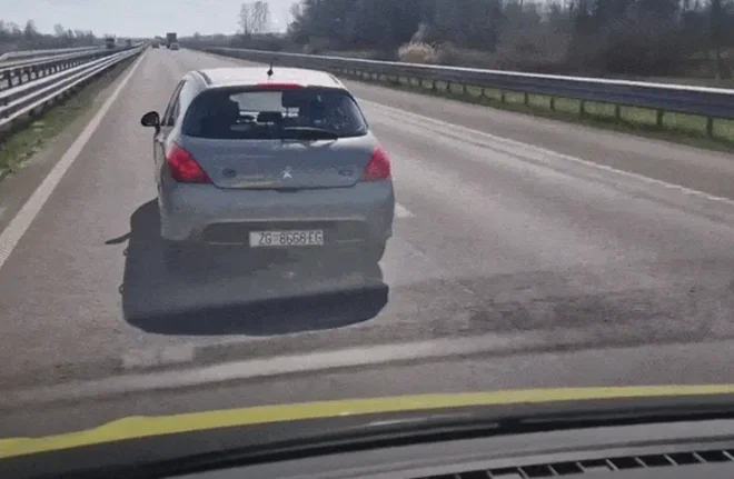 Za 90 sekund skrajšal življenje, voznik na avtocesti ni želel dati prostora reševalnemu vozilu (VIDEO)