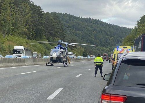 PRIMORSKA AVTOCESTA PROTI KOPRU ZAPRTA: Med Uncem in Ravbarkomando huda prometna nesreča