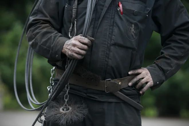 Pozor, če ste jih poklicali: Ti dimnikarji delajo brez dovoljenja, zapisniki ne veljajo