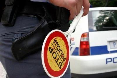 Mladoletni motokrosist na območju Mirne Peči med pobegom zbil policista