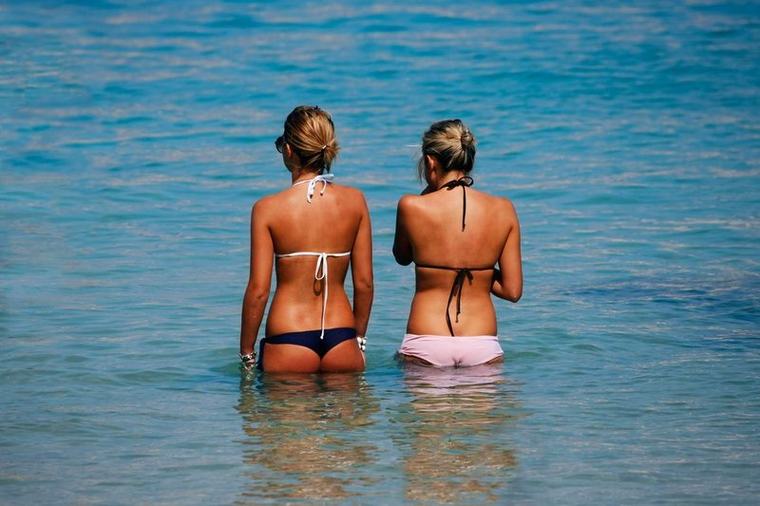 "Edini brezplačni ležalnik": na plaži na Hrvaškem se je pojavil mrliški zaboj