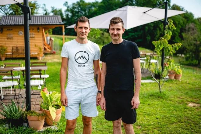 Zgodba o uspehu: Miha in Gregor razvajata goste s kavo in slaščicami v osrčju narave (FOTO)