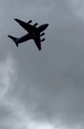 Kaj se dogaja? Ameriško vojaško letalo pristalo pri Putinu? (VIDEO)