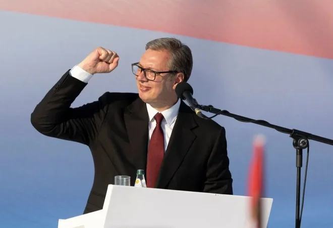 Napeto v Srbiji: vlada predsedniku Vučiću predlagala, da razpusti parlament in razpiše volitve