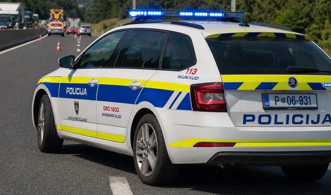 Na slovenski avtocesti hujša prometna nesreča: večkrat ga je prevrnilo, moškega so nato odpeljali (FOTO)