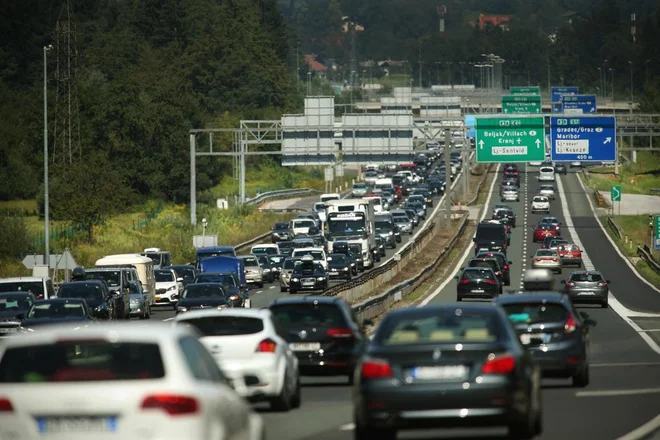 Na cestah po Sloveniji gneča: pri Karavankah že tri kilometre dolga kolona, proti Kopru pot daljša za eno uro