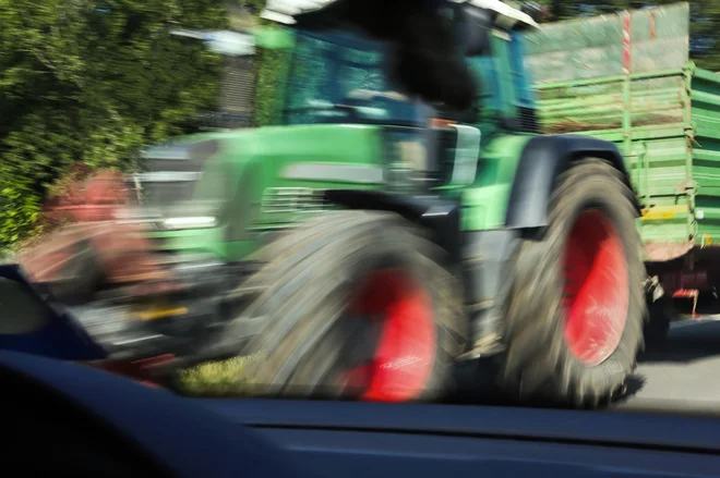 Traktor povozil občana, odpeljali so ga s helikopterjem Slovenske vojske