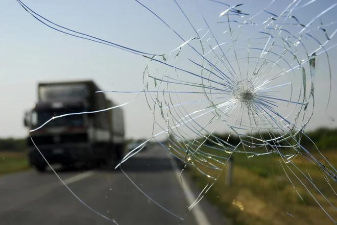 Tovornjak zletel z avtoceste proti Mariboru in končal v gozdu, sopotnik hudo poškodovan